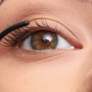 Cận cảnh người mẫu gắn mi chùm